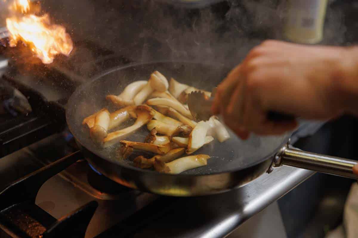 hoe wordt pomace olijfolie gemaakt